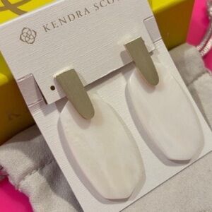 NWOT Kendra Scott Aragon Earrings White Mother of Pearl Gold